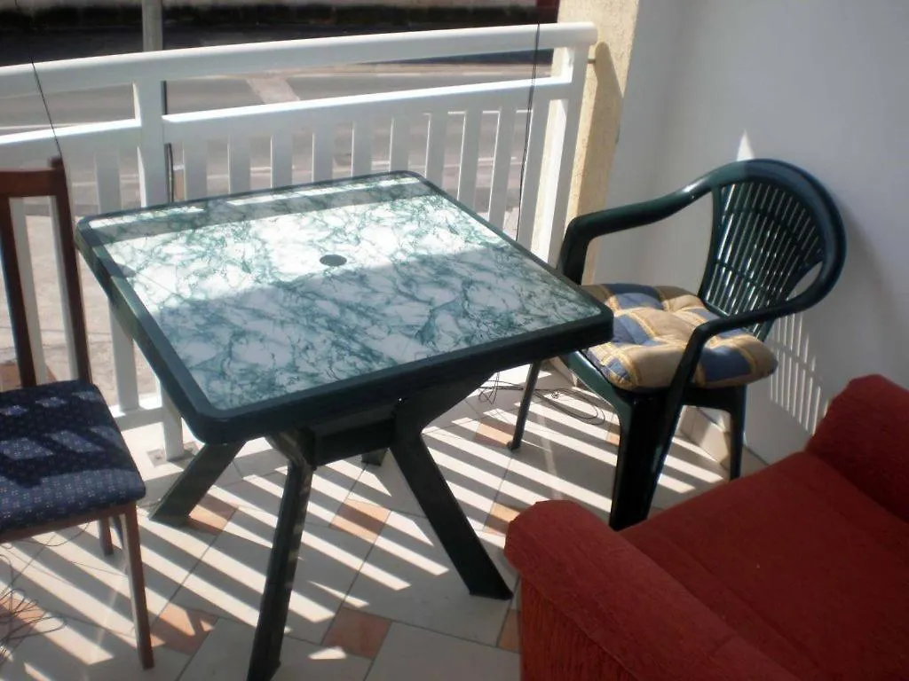 Signet Nv - Apartment For 2-3 Persons With Balcony Novi Vinodolski